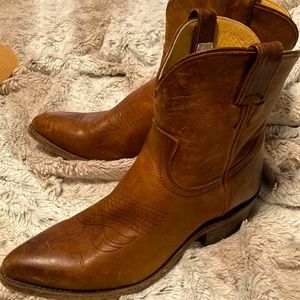Women’s Frye Sz 8.5  Billy short cowboy boots